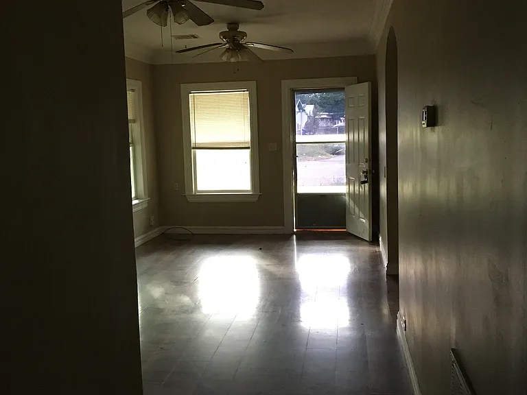 929 S Eastern Ave — Photo 2