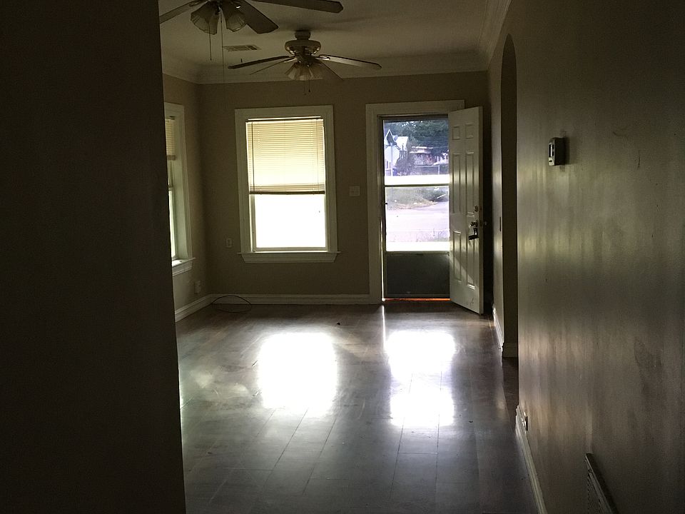 1st image of 929 S Eastern Ave