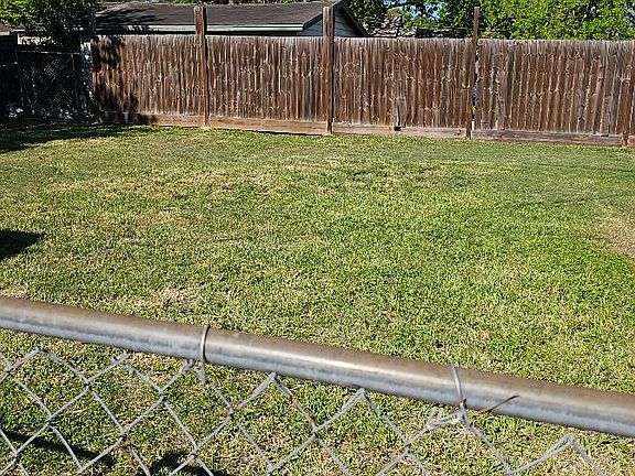 5th image of 1044 McClendon St