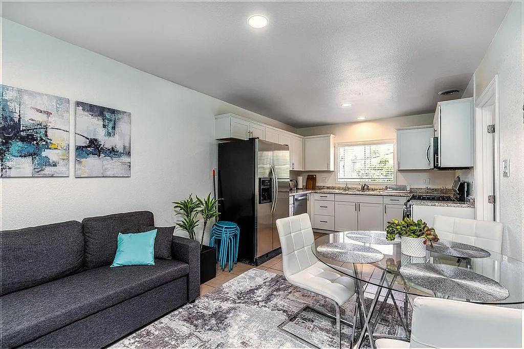2 bed, 760 sqft, $3,100 — Photo 1