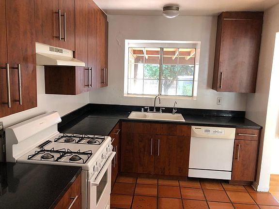 5th image of 13948 Hamlin St