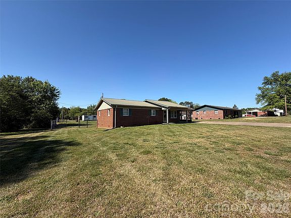 3rd image of 372 Ferry Rd