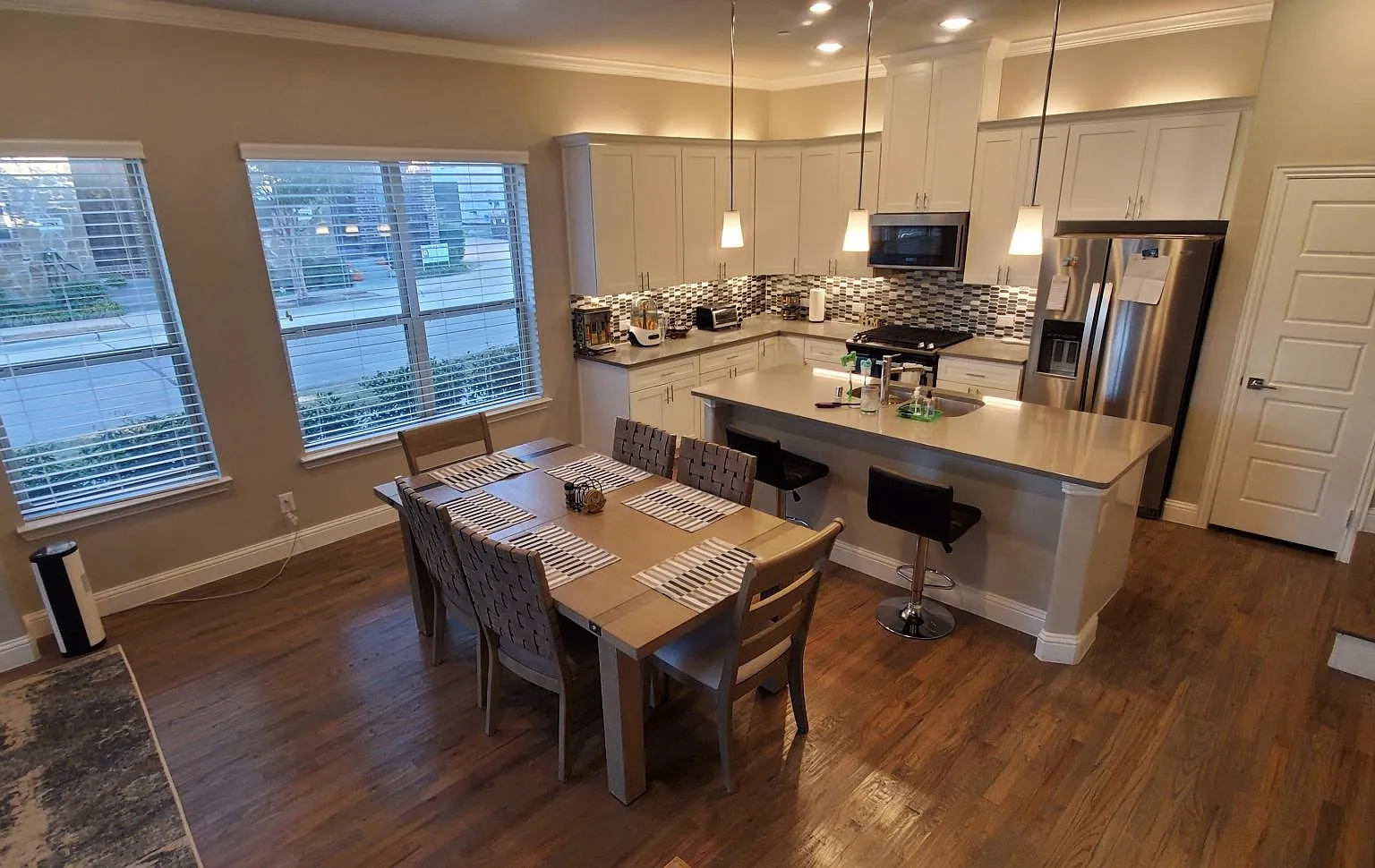 3 bed, 2.5 bath, 2300 sqft, $3,100 — Photo 2