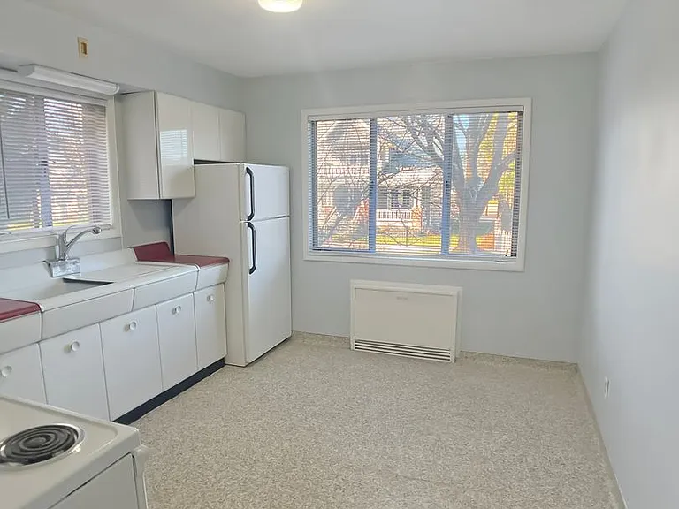 1026 E Front Ave — Photo 9