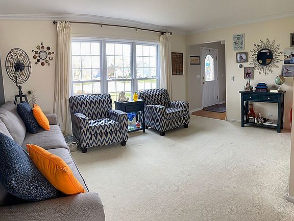 3rd image of 938 Royal Glen Ln