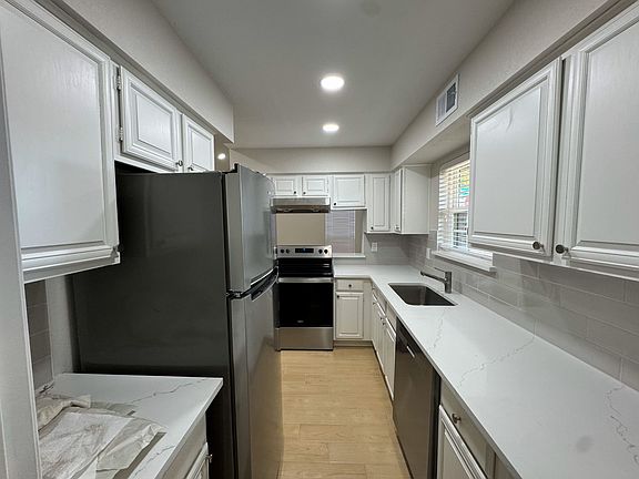 3rd image of 3100 Devonshire Dr APT 101