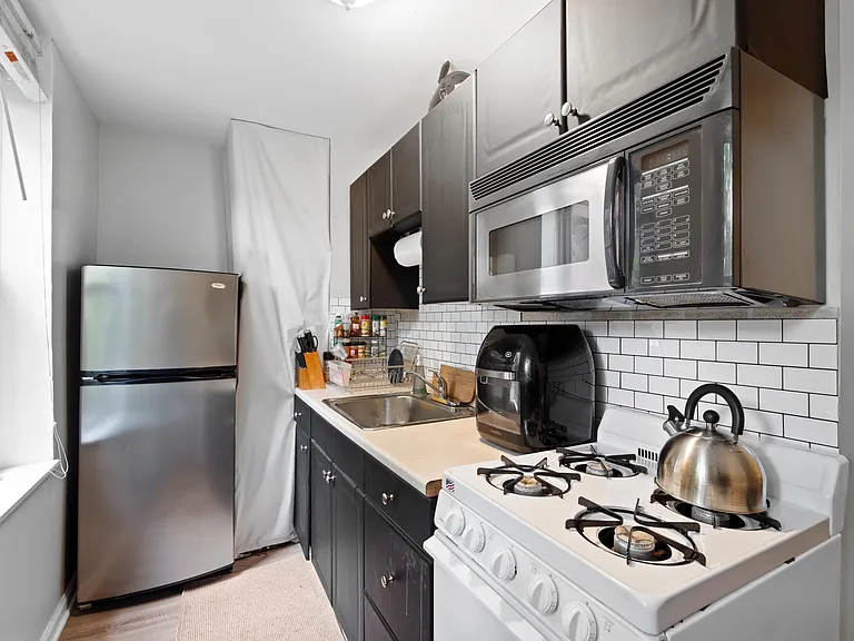 130 Adams St #2 — Photo 5