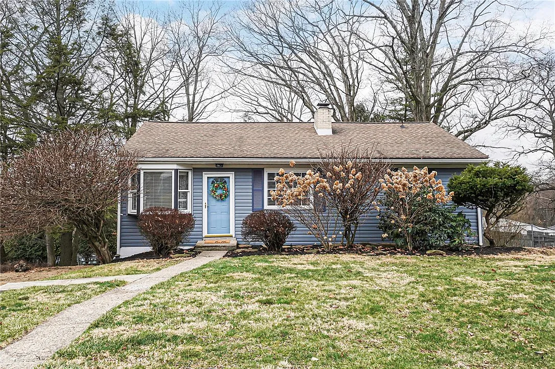 1071 Crest Dr photo 1