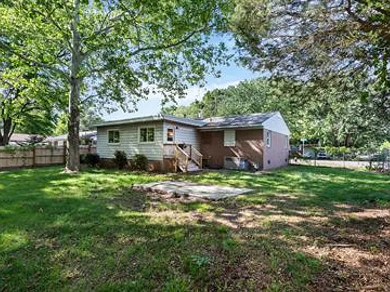222 Belray Dr — Photo 3