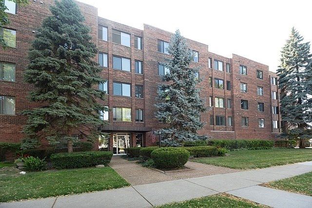 Welcome Home to a newly updated condo walking distance to downtown Arlington Heights