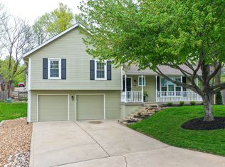 6611 NW Hidden Valley Rd, Parkville, MO 64152