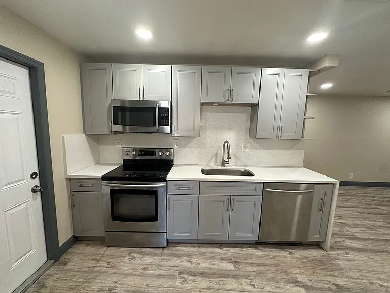 2550 NE 7th Ter — Photo 3