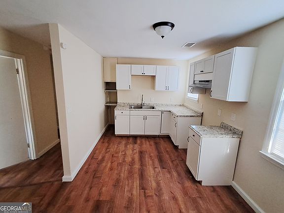 3rd image of 815 Edwards Ave