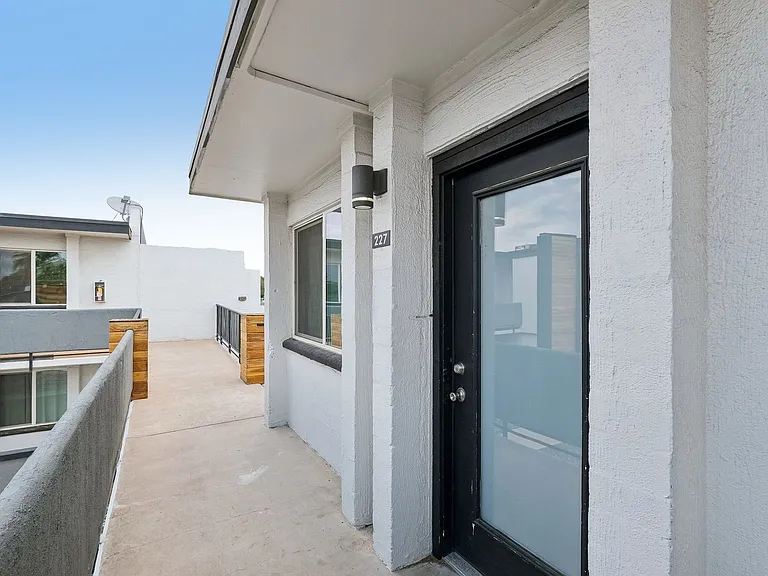 Venture on 16th ST — Photo 72