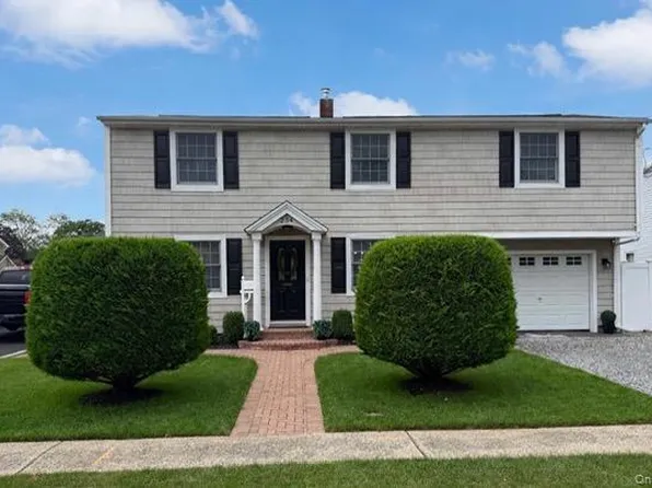 234 Brook Street, Oakdale, NY 11769