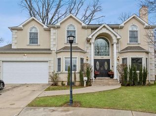 968 Bowe Rd W, Valley Stream, NY 11580