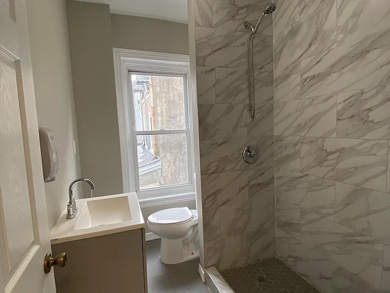 220 Pearl St — Photo 11