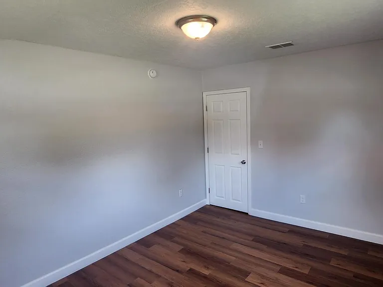 1555 W 13th St — Photo 16