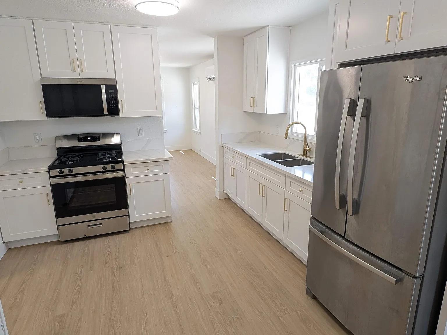 3 bed, 900 sqft, $2,560 — Photo 4