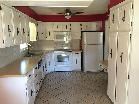 3rd image of 1118 Tanglewood St