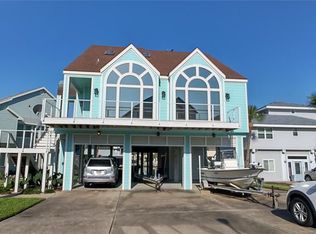 129 Quayside Dr, Tiki Island, TX 77554