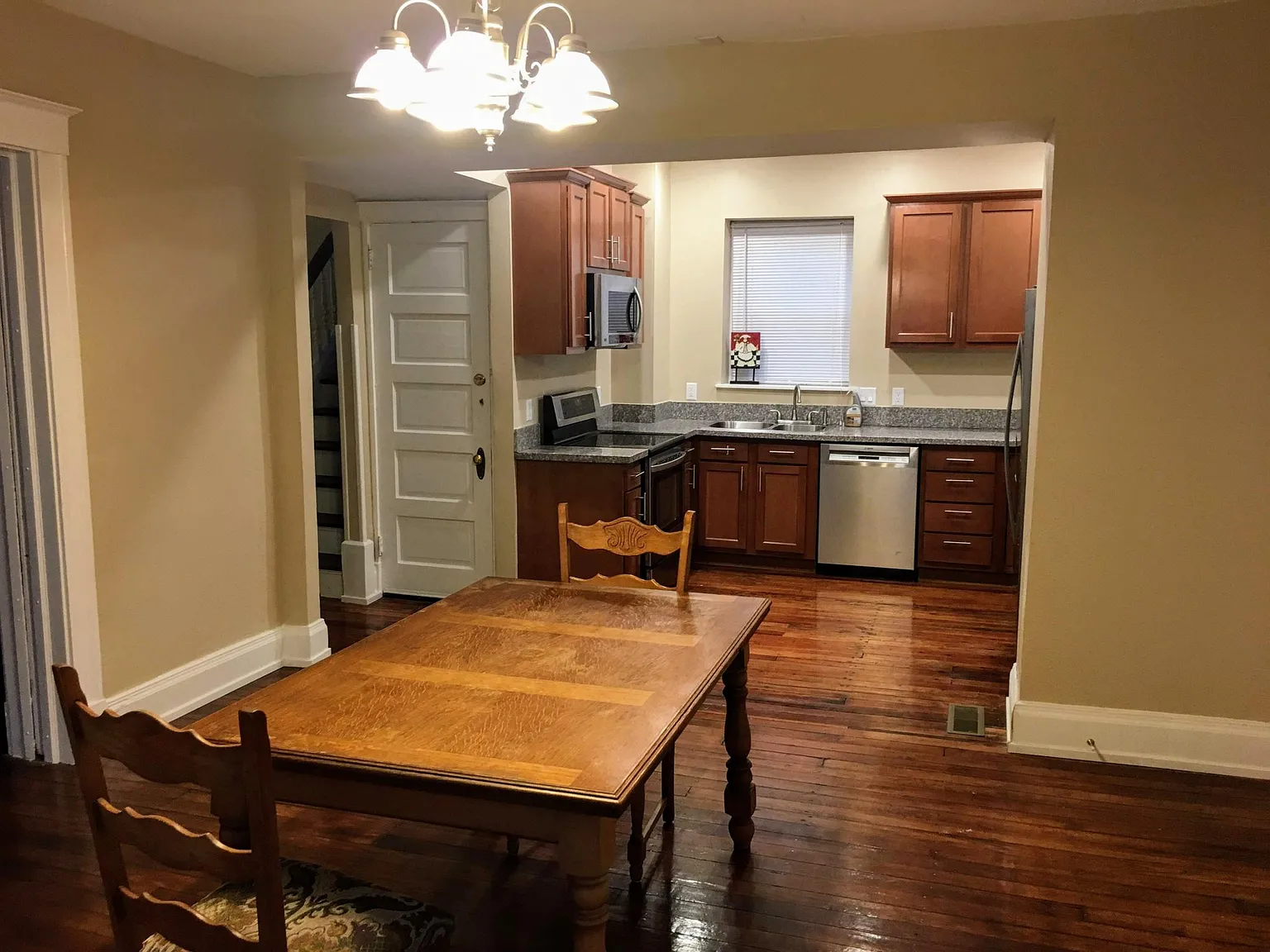 6 bed, 2300 sqft, $3,295 — Photo 3