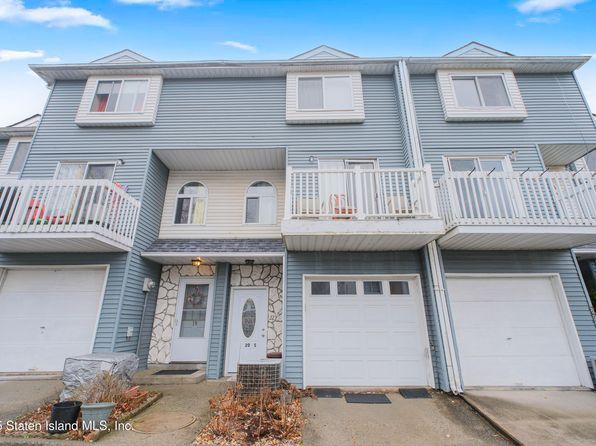 20 Country Dr S, Staten Island, NY 10314