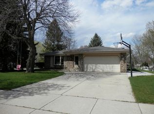 2000 Rambling Rose Rd, Waukesha, WI 53186