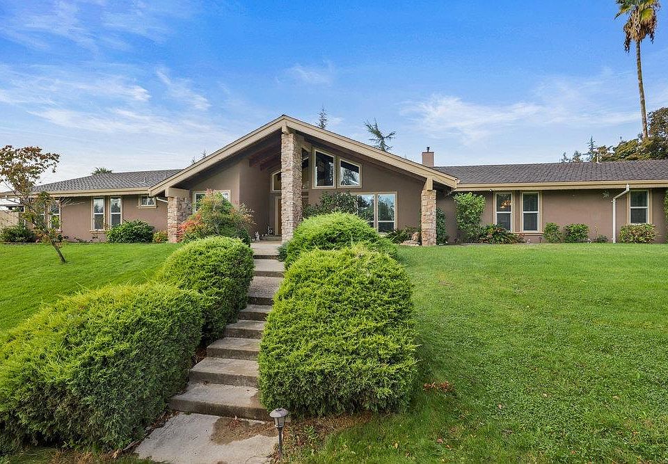 1st image of 8812 N Oaks Dr