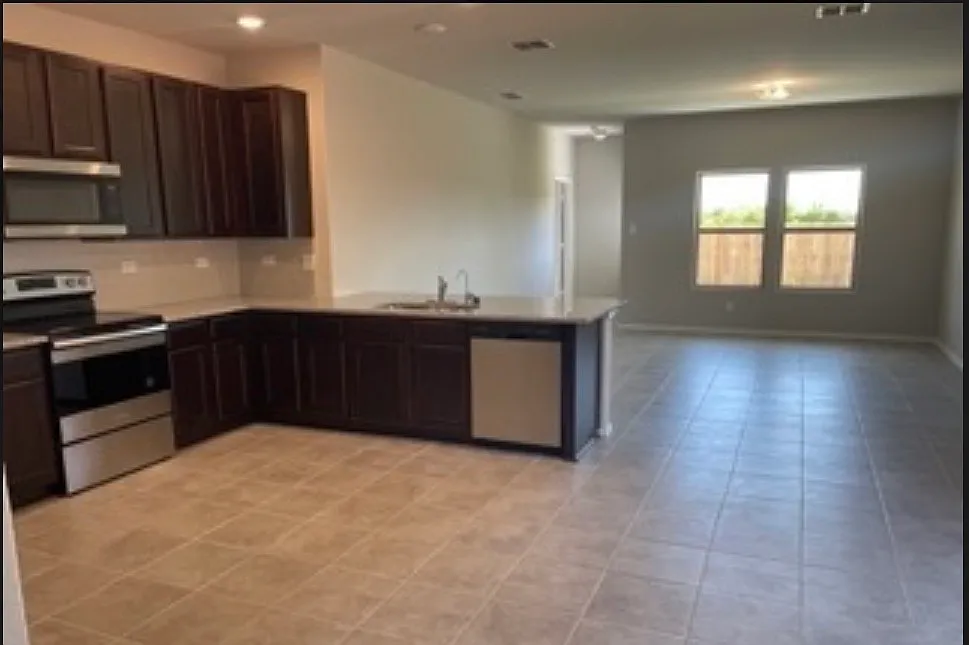 4 bed, 2125 sqft, $2,050 — Photo 3