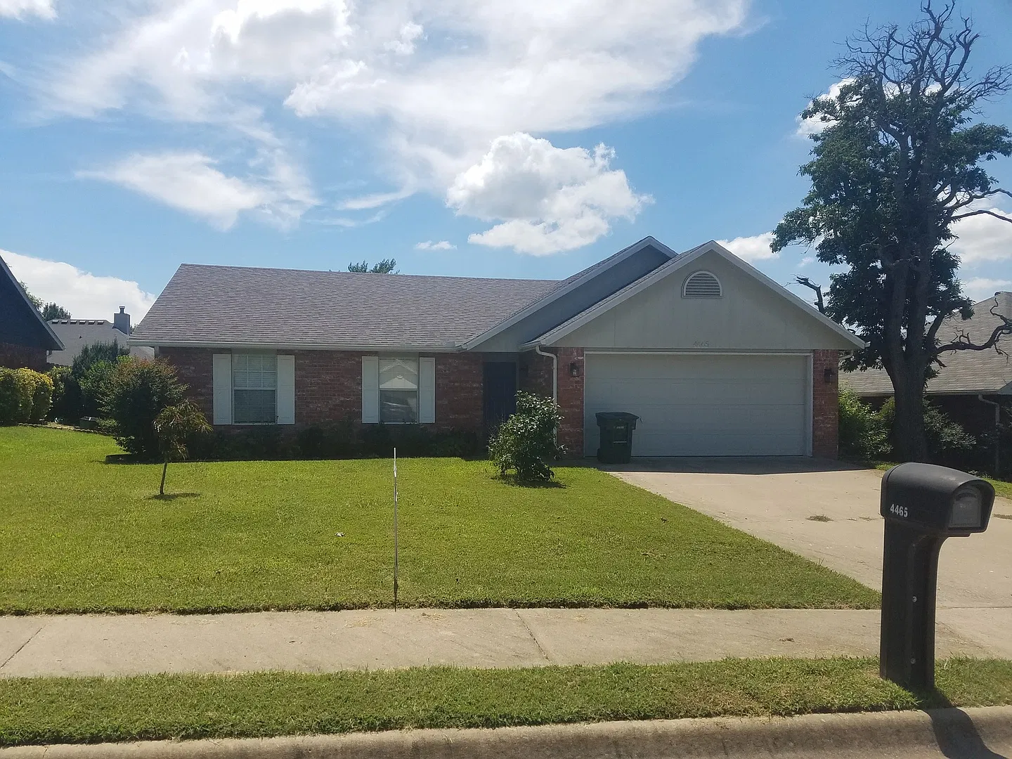 Nice 3 bedroom 2 bath home with fenced in yard — Photo 1