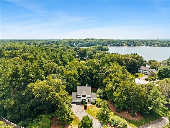 5th image of 100 W Lake Dr