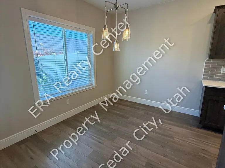 2854 W Meadow St — Photo 7
