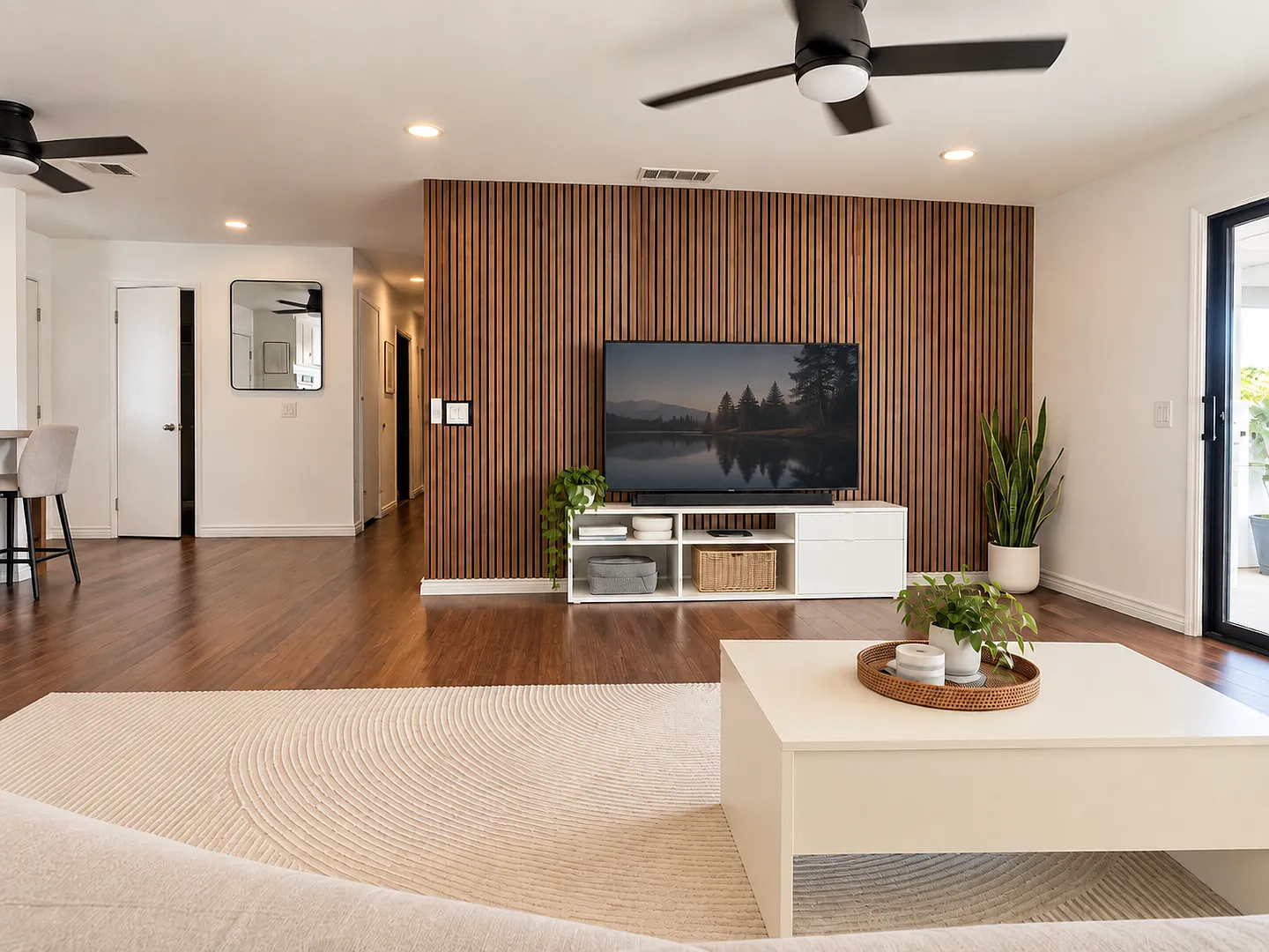 Charming 4 bedroom with California room — Photo 2