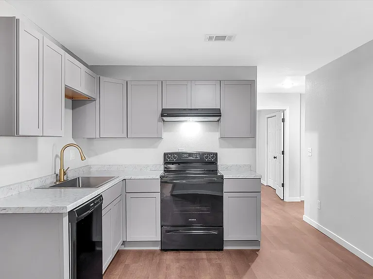 107 E Elm St — Photo 10