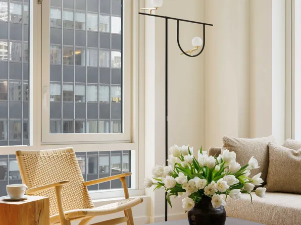 135 East 47th Street image 3 of 15