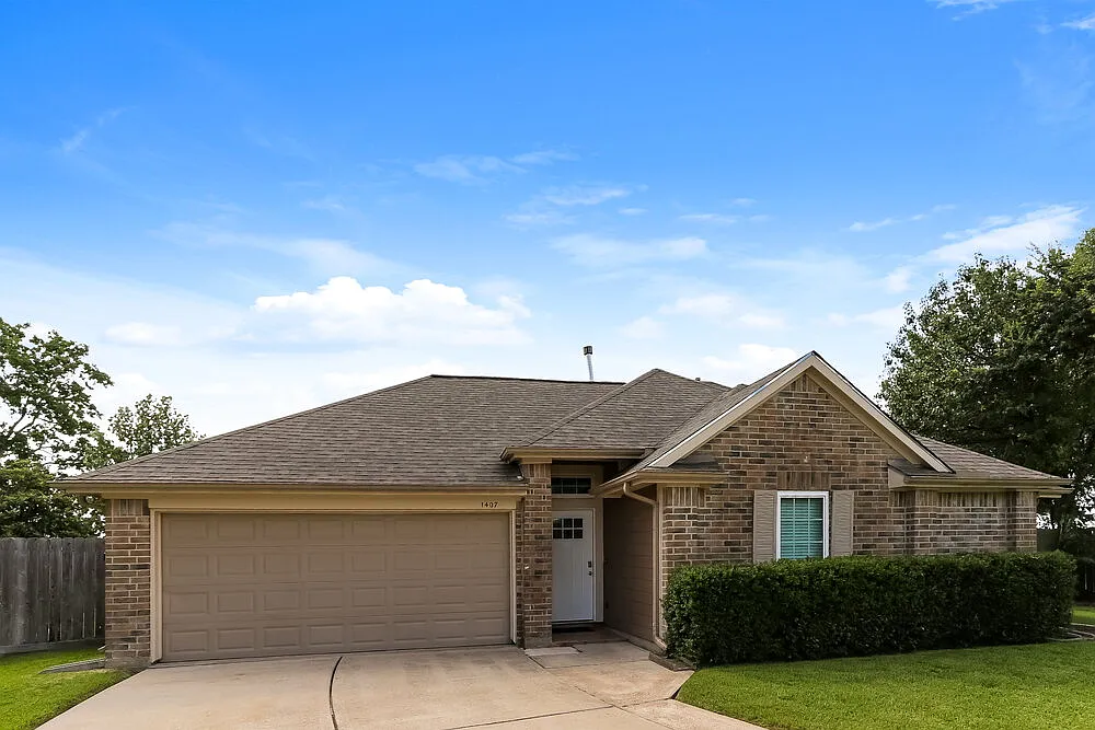3 bed, 2.0 bath, 1211 sqft, $1,820 — Photo 1