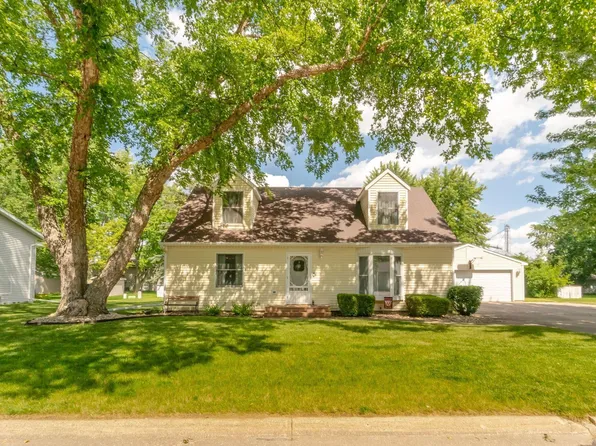 216 Pine St, Waverly, IA 50677