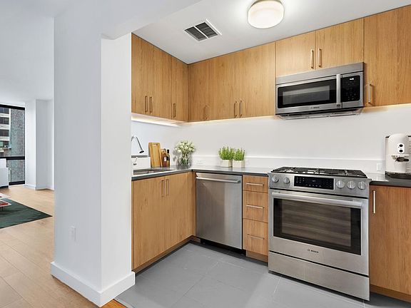 5th image of 210 E 39th St APT 1404
