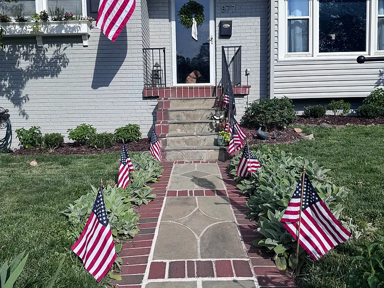 877 Patrick Henry Dr — Photo 2