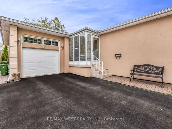 15 Breadner Dr #W09, Toronto, ON M9R 3M3