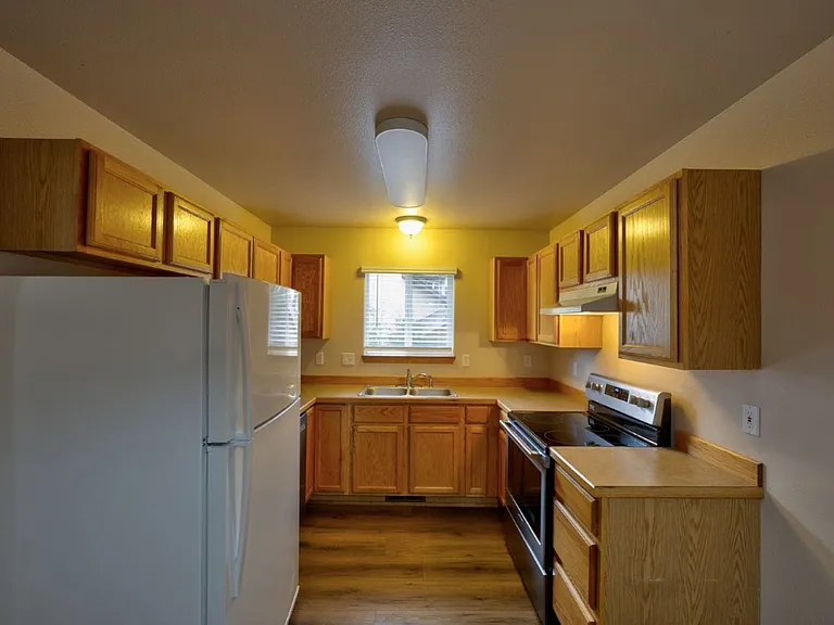 1133 NE Hidden Valley Dr #A-D — Photo 4