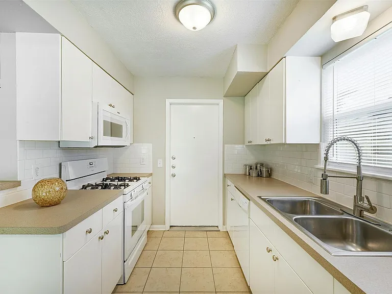 8527 Maine Dr — Photo 10