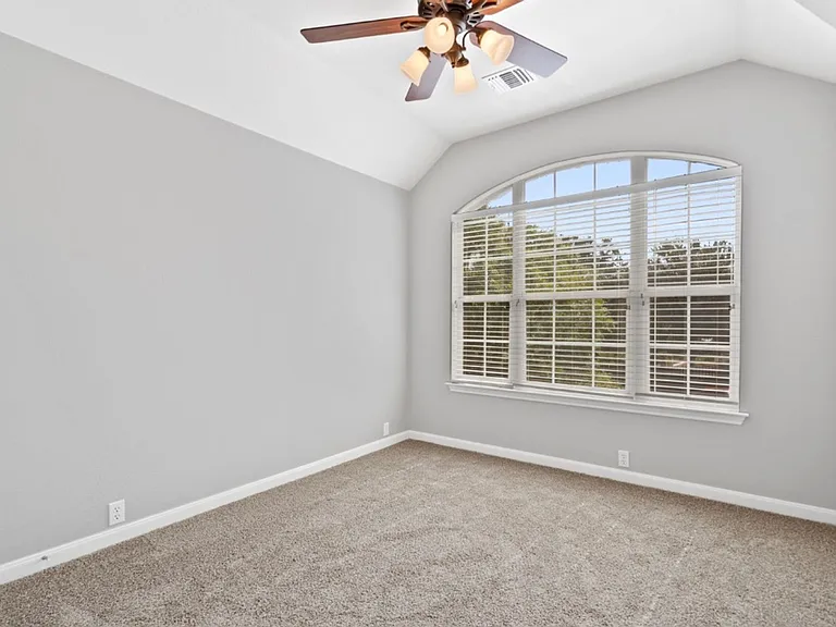 10724 Thoroughbred Dr — Photo 26