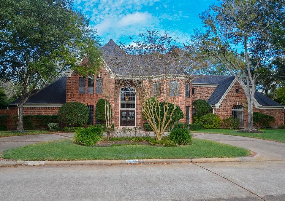 Welcome to 20110 Rose Fair Court in the heart of Katy. This gorgeous traditional home is on a corner lot with 5 bedrooms, 4 baths and 2 half baths.