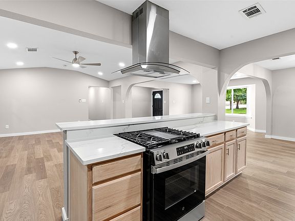 5th image of 702 Austrian Rd