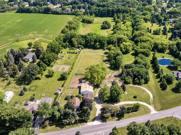 1866 Oakridge Rd, Neenah, WI 54956