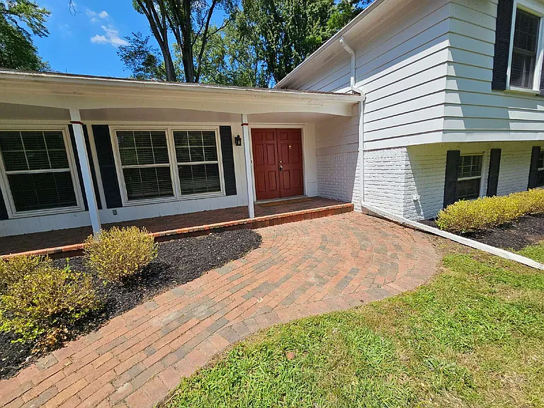 591 E Long Lake Rd — Photo 3