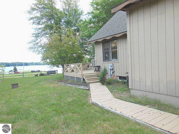 4th image of 1005 Essex Dr
