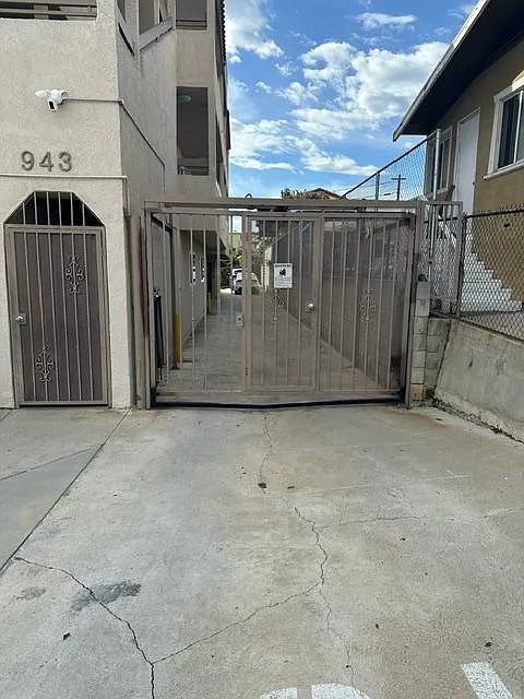 2 bed, 975 sqft, $1,975 — Photo 2
